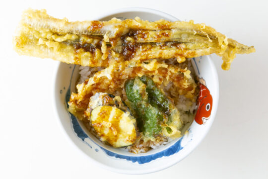 【福岡どんぱく】大ぶりアナゴ天がドーン！特製タレでごはんが進む「博多の大衆料理 喜水丸　KITTE博多店」