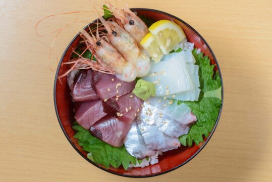 【福岡どんぱく】若松の漁師たち自慢の地魚を豪快に詰め込んだ一杯「海鮮居酒屋 旭水産」