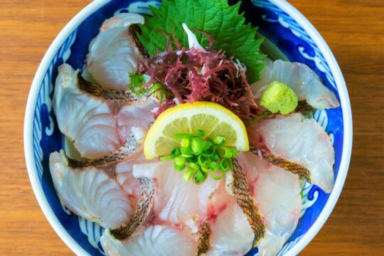 【福岡どんぱく】炙りでとろけるイサキの脂 それがごはんと絡み合う「どんぶり居酒屋 喜水丸　KITTE博多店」