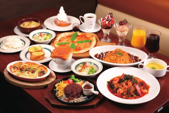 スイーツ180種以上、料理70種以上…迷う幸せ！『Cafe & Restaurant うふふ』