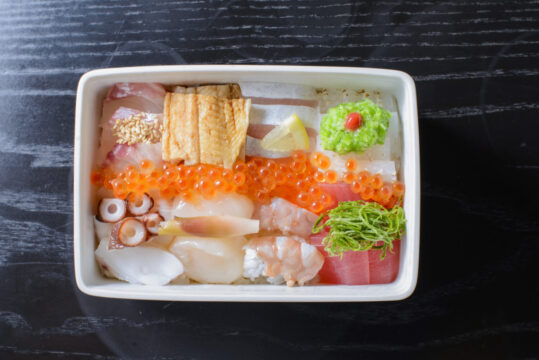 【福岡どんぱく】フェア限定の丼が主役の特別な御膳が登場「和ごころ」