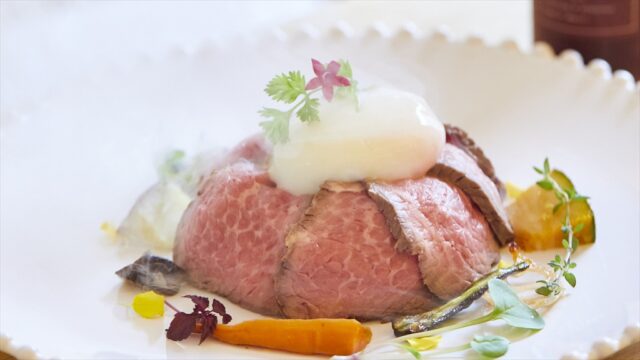 肉専門誌【福岡肉本2023】自家製ドレッシングで絶品のローストビーフ丼『Moitie』
