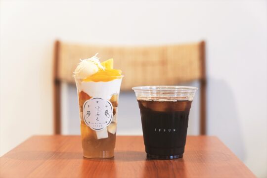 フルーツたっぷりパフェと急須だしコーヒー『茶甘味いっぷく』