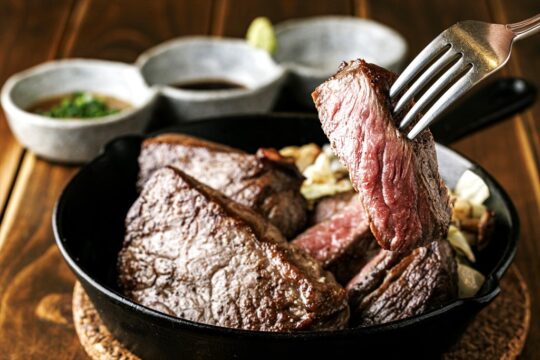 肉専門誌【福岡肉本2023】ガッツリ450g！の和牛ステーキ『New Pond』
