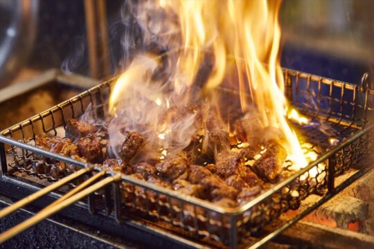 肉専門誌【福岡肉本2023】炭火焼きは“豚”も絶対アリ！『博多 豚酒場 豚に恋して』