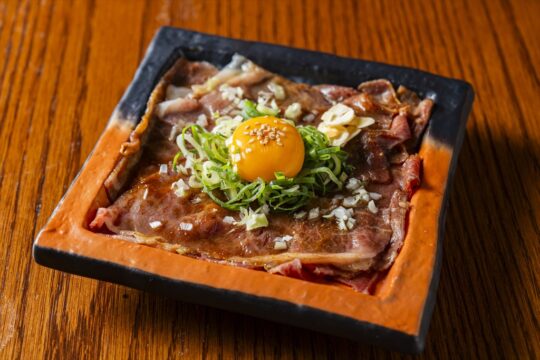 肉専門誌【福岡肉本2023】瓦で焼き上げる肉はふっくら＆やわらか『鶏と瓦　はつかなる』