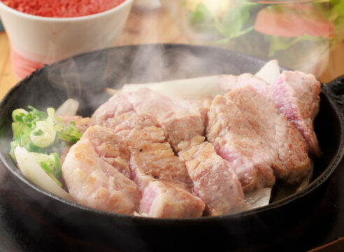 肉専門誌【福岡肉本2023】オシャレなカフェ空間で極上の豚ステーキを！『豚ステーキ&牛タンステーキ 十一 六本松店』