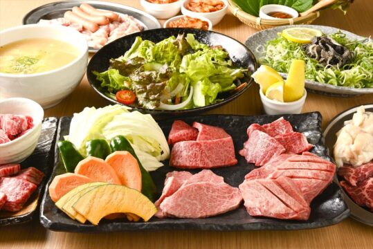 肉専門誌【福岡肉本2023】炭火のパワーは無限大！今宵は七輪を囲もう！『七輪　まるやき』