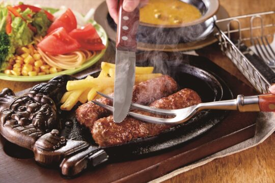 肉専門誌【福岡肉本2023】肉汁はじけ旨味爆発！ ハンバーグのトリコ 『ブロンコビリー 大野城御笠川店』