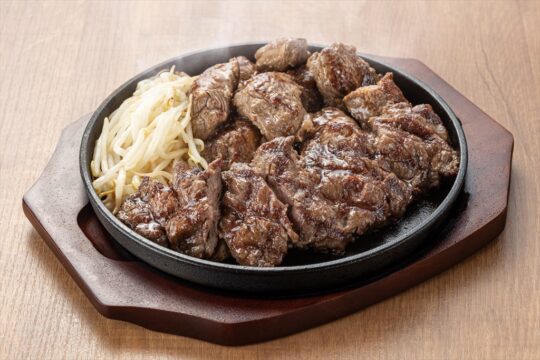 肉専門誌【福岡肉本2023】沖縄発のステーキをリーズナブルに味わう『ステーキハウス88Jr.』