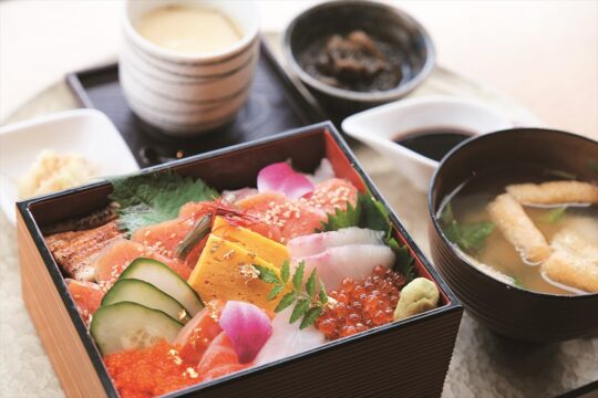 【糸島の魅力】糸島を日々駆け巡る『やますえ』社長と人気鮮魚店『にぎり塚本鮮魚店 2号店』