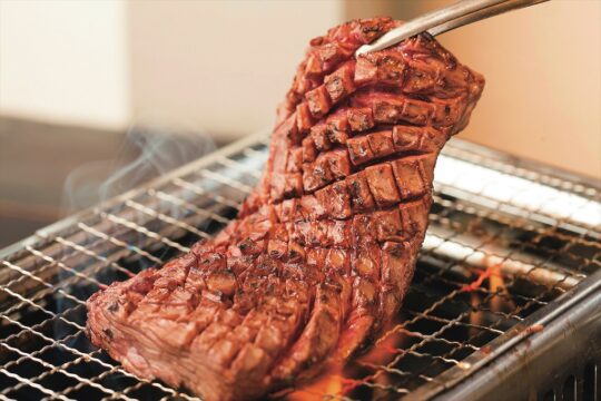 肉専門誌【福岡肉本2023】ランクの高い絶品肉は厚切りハラミさま♡から『大衆焼肉まんげつ』
