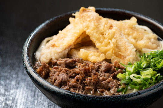 【福岡麺本2023-vol.12 】旨味たっぷりの出汁ともっちり食感の麺を堪能！『あずみうどん　朝倉店』