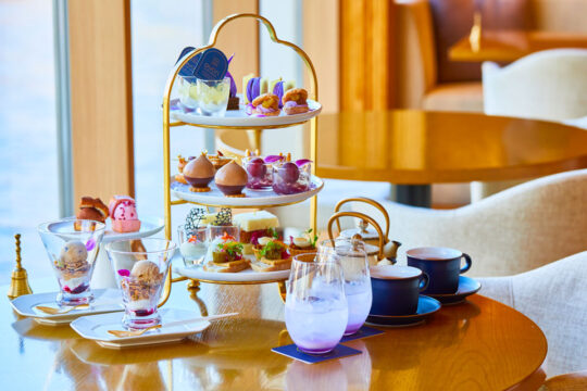 【美味本magazine2024】スイーツの昼、カクテルの夜。どちらの顔にも心ときめく。｜ QUON RIVER TERRACE