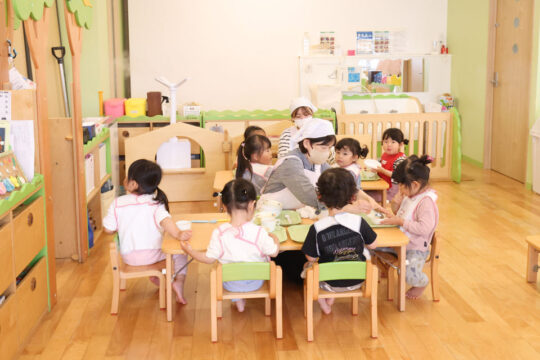 【ふくおか子育てBOOK2023】カラフルな空間で子どもたちに元気を！アソカの森幼稚園連携の小規模保育園『アソカの森のいえ』