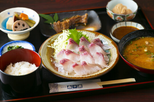 『ふくおかの魚を食べようvol.139』老舗で愉しむ、美味あふれる鯉の舞～川魚料理  森口屋～