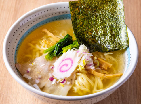 【福岡麺本2023-vol.12 】肉系×魚介の淡麗清湯スープに“白醬油”が芳醇な旨味を添える『かわのそば』
