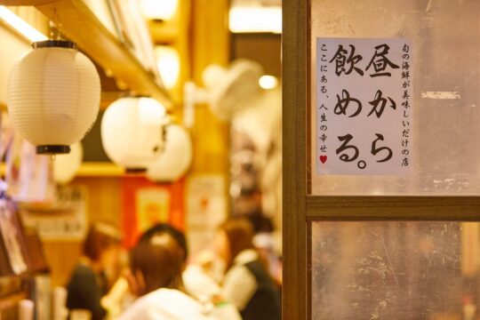 【JR博多シティのおいしいニュース vol.9】平日18時でも、すでにすごいことになっている『駅から三百歩横丁』。博多気分を味わうなら、『魚助』『一慶』『八兵衛』『長介』へ！