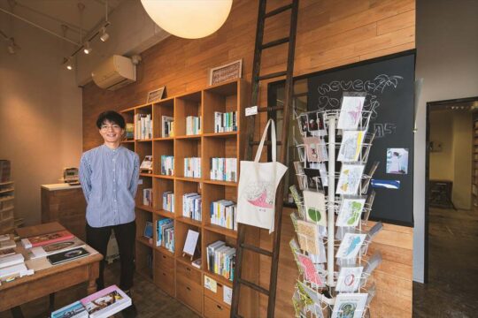【今行きたい！こんな書店】地域に根ざす学びの場が生み出した 知的好奇心を優しく満たしてくれる空間『とらきつね』