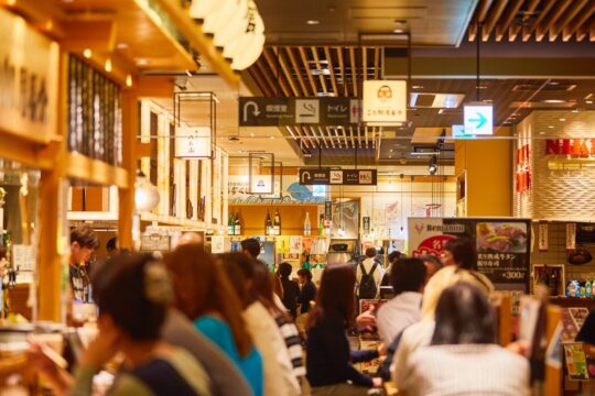 【JR博多シティのおいしいニュース vol.8】平日18時でも、すでにすごいことになっている『駅から三百歩横丁』。デートなら、『ガエターノ』『ジドリーノ』『たんか』へ！