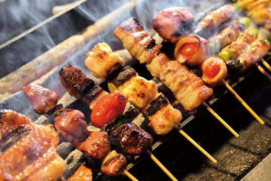 【美味本magazine2024】〝燻〟を極めた焼き鳥と燻製　厳選したウイスキーと共に｜焼とり  いぶし坐