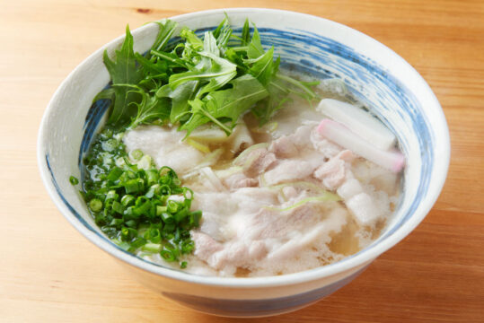 【福岡麺本2023-vol.12 】香り高きダシと自家製麺の人気店！『うどん 繊月』