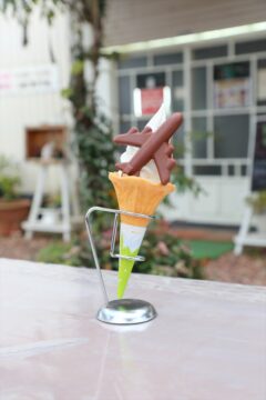 【築上町】クリームの雲の上をチョコレートの飛行機がとぶ『工房よしかわ』の「飛行機ソフト」