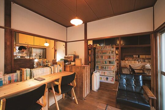 【六本松散歩】書店でありカフェでありバー。執筆利用もアリ。『青柳堂』