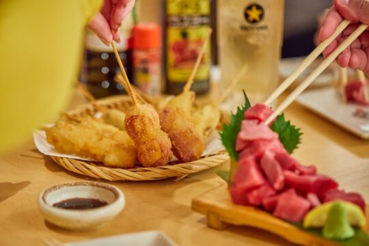 【JR博多シティのおいしいニュース vol.9】平日18時でも、すでにすごいことになっている『駅から三百歩横丁』。食べて、飲んで、盛り上がるなら、『しらすくじら』『ヤオマン』『ベンジャミン』へ！
