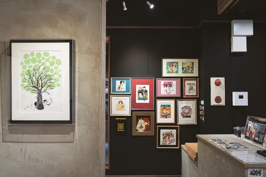 【カフェ＆ギャラリー】住吉神社そばの路地にたたずむ無機質カフェで現代アートに出合う『GOLDFLOG COFFEE(ゴールドフロッグコーヒー)』