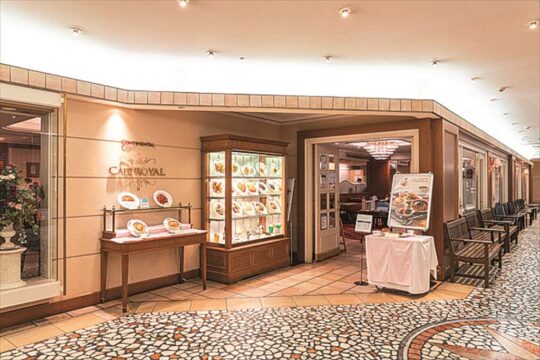 【昭和レトロ洋食】床に絨毯、天井にはシャンデリア… 空間美を楽しみつつ、ロイヤル伝統の洋食を堪能『コンチネンタルカフェ ロイヤル』