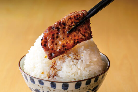 【美味本magazine2024】質にも量にも満足の焼肉をかまどで炊く銀シャリで｜大衆焼肉 かまど屋