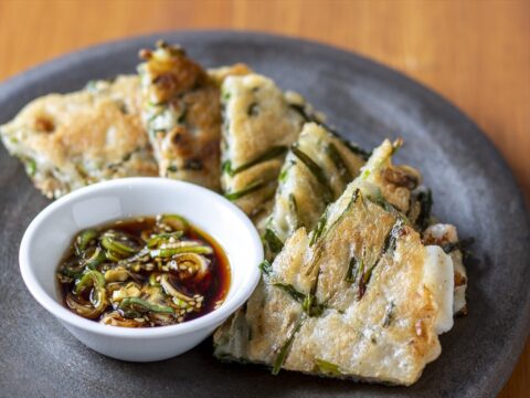 外カリ、中モチに、ネギのシャキシャキが加わる『韓国料理　コッキル』【第二回 大分おもてなし料理選手権】