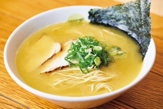 【美味本magazine2024】金色に輝く濃厚鶏白湯が全国の麺通を魅了する！｜ほったて小屋  ラーメンスタジアム店