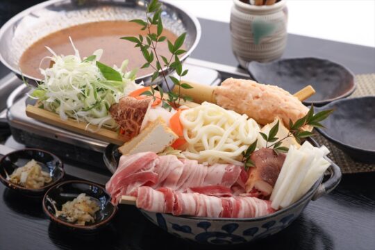 「奥豊後豚」と「豊後どり」を楽しめるあったか鍋料理『本格溶岩焼き　地鶏ごや』【第二回大分おもてなし料理選手権】