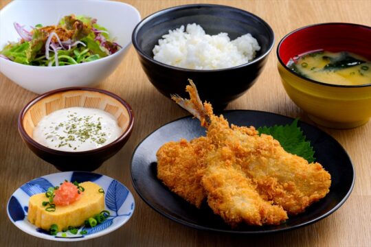豊後の海の恵みを盛り合わせた、スペシャルなミックスフライ『H coffee&work / サケメシスタンド食堂エイチ』【第二回 大分おもてなし料理選手権】