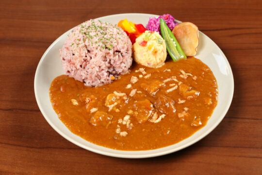 野菜やフルーツの甘みが溶け込んだとろとろの牛すじカレー『古民家ダイニングhako』【第二回 大分おもてなし料理選手権】
