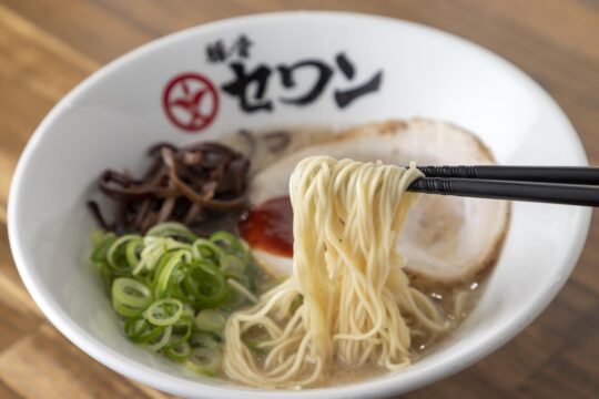 【福岡麺本2023-vol.12 】「世界（“セ”カイ）でNo.“1”」を目指す気鋭店の一杯！『豚骨セワン』