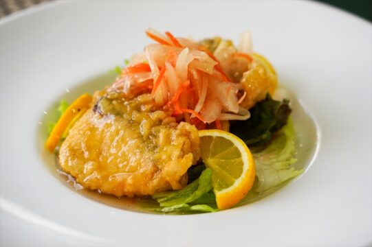 国東の新ブランド⁉ サワラの食感を生かした甘酢マリネ『Bistro Espoir』【第二回 大分おもてなし料理選手権】