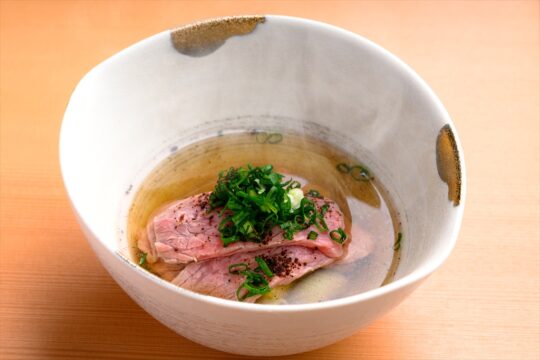 ダシの風味が肉の旨味を際立たせる、コースの人気メニュー『傍を楽（はたをらく）』【第二回 大分おもてなし選手権】