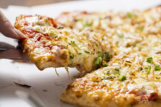 ネギとしらすがた～っぷり。大分ならではのピザを召し上がれ『Pizza Glee 日出店』【第二回 大分おもてなし料理選手権】
