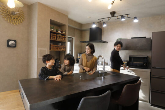 家族で囲うナナメのキッチン！女性設計士の家づくり｜パワーハウス株式会社（福岡市東区）