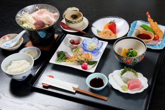 【築上町】落ち着いた純和風の空間。四季を感じられる和食店『日本料理 春乃勝』