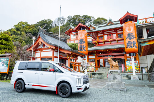 【九州三菱自動車】（Car Life vol. 136）日本稲荷五社の一つ、商売繁盛の神様、朱色が映える景観も魅力