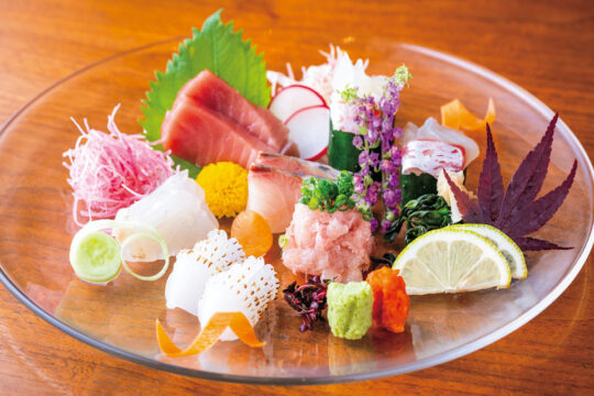 【美味本magazine2024】朝獲れの魚介、旬の味わい 一期一会の感動に酔いしれる｜魚喜
