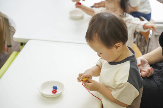 福岡幼児教室『七田式渡辺通り教室・大橋教室』2歳児「紐通し」と4歳児「文字」の取り組み【福岡子育て】