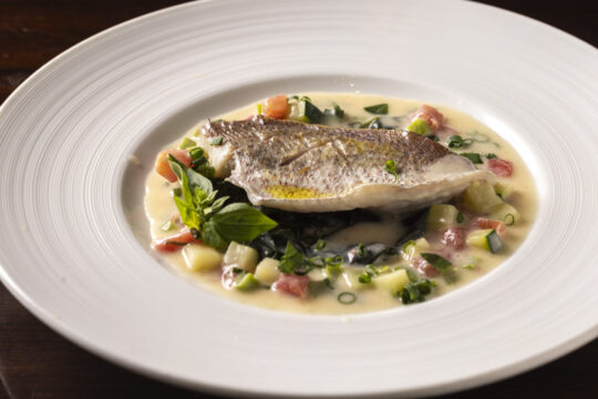 【ふくおかの魚フェア】旬を迎えたマダイとワカメを 伝統的なソースで味わってください【ビストロ　オー・バスクー】