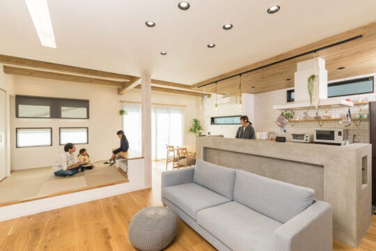 平屋のように暮らす2階建て注文住宅。無垢の木＋白ベースのかっこかわいい家｜栗原建設株式会社（古賀市）