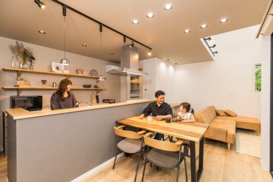 四季を感じることができる中庭と吹抜けに大きな窓がある家｜栗原建設株式会社（古賀市）