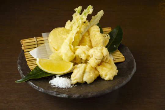 【ふくおかの魚フェア】豊前産ハモの天ぷらと 北九州産野菜の盛り合わせ【炭火焼鳥 黒船 門司駅前店】